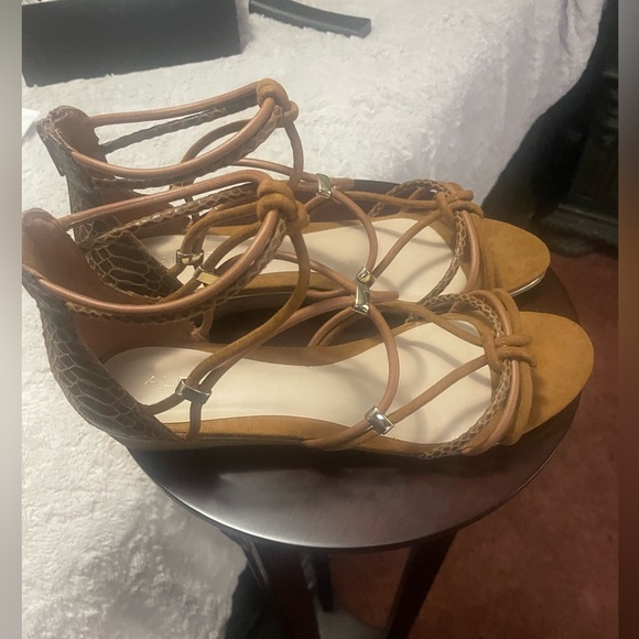 Aldo Brand Tan Gladiator Sandals w/ Gold Accents. Size 10. Brand New In Box! - Picture 4 of 13